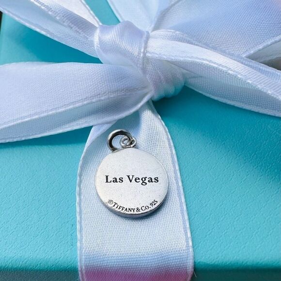 Used Tiffany & Co. Black/Red Enamel Las Vegas Poker Chip Charm - Picture 2 of 2